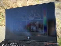 Asus ROG Strix Scar II - À l'extérieur au soleil.