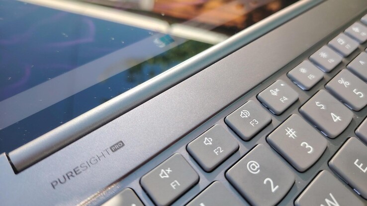 Gros plan sur le Lenovo Yoga Slim 7 Aura Edition. (Source de l'image : Darryl Linington - Notebookcheck)