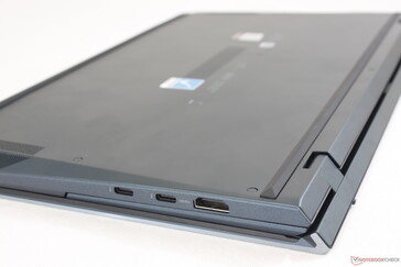 Lorsqu'il est fermé, l'UX482 ressemble à un ordinateur portable ordinaire à clapet, mais avec un arrière légèrement plus épais