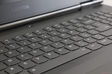 Lenovo Legion Y740-17ICH - La course courte et molle des touches nécessitera un temps d'adaptation.