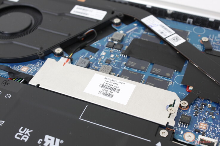 Le SSD M.2 PCIe 3 2280 est protégé par une plaque en aluminium. Il n'y a pas d'option de stockage secondaire interne