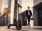 Ninebot Max G3 Pro dans un paysage urbain généré par l’IA