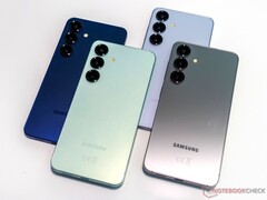 Le successeur du Galaxy S25 (illustré ici) offrirait une plus grande batterie de 4 300 mAh, mais celle-ci est modeste comparée à celle du Xiaomi 16 et d'autres. (Source de l'image : Notebookcheck)