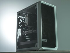 Boîtier PC blanc avec panneau latéral et façade grillagée montrant les composants internes et les ventilateurs de refroidissement. (Source de l&#039;image : Anthony Roberts / Unsplash)