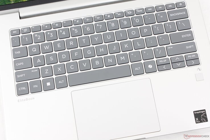 Le rétroéclairage du clavier est optionnel. Le pavé numérique est de taille convenable pour le facteur de forme (11,7 x 8 cm)