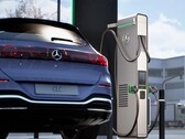 Une Mercedes-Benz à un chargeur rapide (Source : Mercedes-Benz)
