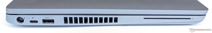 Côté gauche : entrée secteur, 1 USB C 3.2 Gen 1, 1 USB A 3.2 Gen 1, grilles de ventilateur, lecteur de carte à puce.