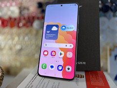 Le Samsung Galaxy S25 FE de 6,7 pouces avec 128 Go est actuellement disponible pour environ 600 dollars (Source : Notebookcheck)