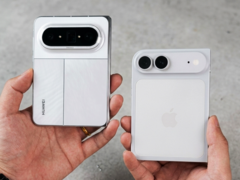 Huawei Pura X Max à côté d'un iPhone Ultra/Fold factice.