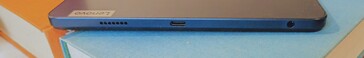 À droite : haut-parleur, port USB-C, port audio de 3,5 mm