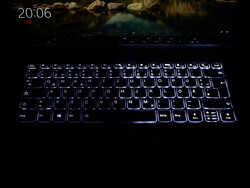 Rétro-éclairage du clavier de l'IdeaPad Flex 5 [montage photo : étape 1 (gauche), étape 2 (droite)]