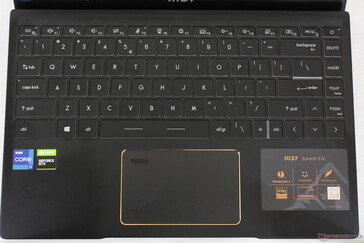 La taille et la disposition du clavier et du pavé tactile sont similaires à celles du Modern 15. Le rétroéclairage blanc éclaire toutes les touches et tous les symboles