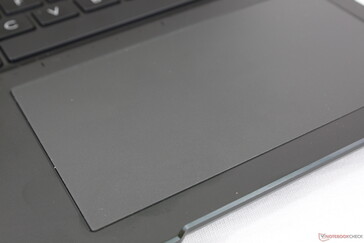 La grande surface du pavé tactile est idéale pour le contrôle du curseur et les entrées multi-touch, mais les entrées de la souris sont trop spongieuses