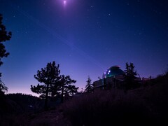 Le laboratoire du télescope de communications optiques transmet sa balise à huit lasers à l'émetteur-récepteur laser de vol des communications optiques dans l'espace lointain (Source de l'image : NASA et JPL-Caltech)