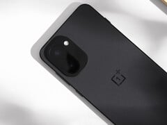 Il est confirmé que le OnePlus 15R sera doté d&#039;un appareil photo primaire de 50 MP à l&#039;arrière. Photo : l&#039;arrière du téléphone. (Source de l&#039;image : 瘦子說)