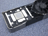 Le corps de la prétendue RTX 4090 Founders Edition montrant l'un de ses deux grands ventilateurs. (Image source : Chiphell)