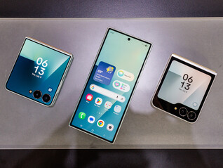 Les derniers téléphones pliables de Samsung, pliés de gauche à droite : Galaxy Z Flip7, Fold7 et Flip7 FE (Image source : Notebookcheck)