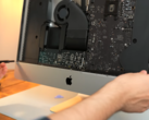 L'iMac 21,5 pouces peut être mis à niveau, mais pas facilement. (Image source : Luke Miani)