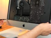 L'iMac 21,5 pouces peut être mis à niveau, mais pas facilement. (Image source : Luke Miani)