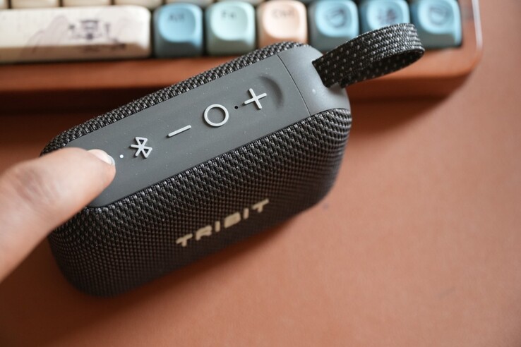 L'enceinte Bluetooth portable Tribit PocketGo est dotée d'un bouton Bluetooth dédié