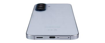 En bas : haut-parleur, port USB, microphone, carte SIM