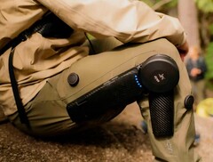 Le MO/GO est un vêtement robotisé qui réduit l'épuisement et les tensions articulaires sur les terrains élevés ou dans les escaliers (Source d'image : Skip)