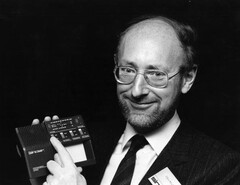 Sir Clive Sinclair a inventé la calculatrice de poche et la série ZX, entre autres appareils. (Image source : Getty Images)
