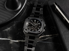 La Bell & Ross BR-05 Skeleton Phantom Ceramic (photo) fonctionne avec le calibre BR-CAL.322-1, doté d'une réserve de marche de 54 heures. (Source : Bell & Ross)