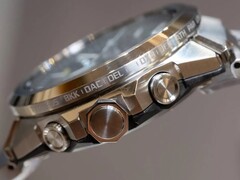 Vue de profil d’une montre Casio G-Shock de la série GST-W1000 montrant son boîtier en acier inoxydable, ses poussoirs, sa couronne, son bracelet intégré et les noms de villes gravés autour de la lunette.