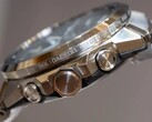 Vue de profil d’une montre Casio G-Shock de la série GST-W1000 montrant son boîtier en acier inoxydable, ses poussoirs, sa couronne, son bracelet intégré et les noms de villes gravés autour de la lunette.