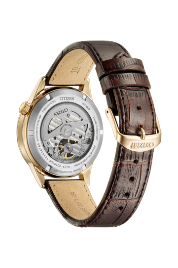 Le dos de la montre Citizen, doté d’un fond transparent qui laisse apparaître le mouvement automatique et le rotor de couleur argentée.