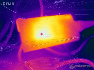 L'adaptateur secteur peut atteindre 49 °C en cas de charges lourdes