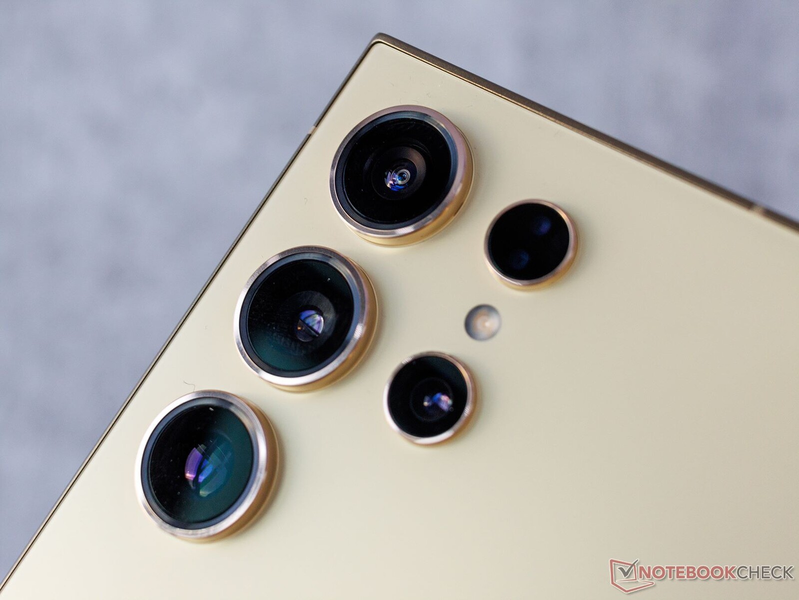Galaxy S24 Ultra : Samsung veut remplacer l'objectif périscope par un  composant moins performant