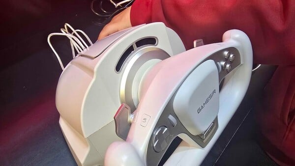 Le GameSir Turbo Drive est équipé d'un ventilateur qui vous souffle de l'air au visage en fonction de votre vitesse dans un jeu de course. (Source de l'image : r/kemkuro)