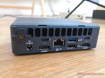 Arrière : 2x HDMI 2.0b, 2.5 Gbit RJ-45, USB-A 3.2 Gen. 2, USB-A 2.0, 2x USB-C avec Thunderbolt 3, Thunderbolt 4, et DisplayPort