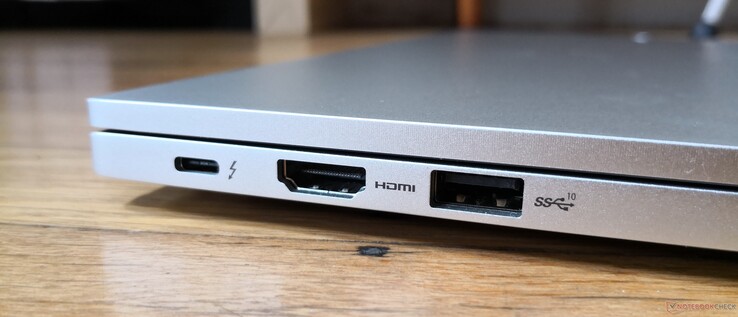 À gauche : USB-C avec Thunderbolt 4 + Power Delivery + DisplayPort, verrou Kensington, HDMI 2.0b, USB-A 3.2 Gen. 2
