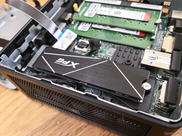 ADATA SSD avec son dissipateur thermique inclus installé sur l'Intel NUC