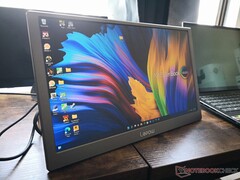 Le moniteur portable C2S 15.4 de Lepow possède une meilleure béquille que la plupart des autres modèles