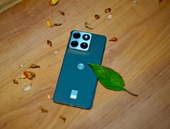 L'Edge 70 se démarque de son prédécesseur et met moins l'accent sur la flexibilité du système d'appareil photo. (Source de l'image : Notebookcheck)