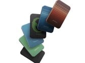 La banque d'alimentation magnétique Pitaka Aramid Fiber est disponible dans les coloris suivants : Aramid Fiber moonrise, black, sunset, alien, forest green et ocean blue (Image source : Pitaka)