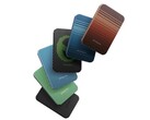 La banque d'alimentation magnétique Pitaka Aramid Fiber est disponible dans les coloris suivants : Aramid Fiber moonrise, black, sunset, alien, forest green et ocean blue (Image source : Pitaka)