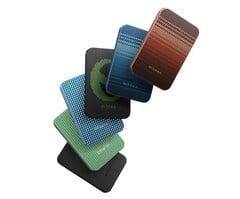 La banque d&#039;alimentation magnétique Pitaka Aramid Fiber est disponible dans les coloris suivants : Aramid Fiber moonrise, black, sunset, alien, forest green et ocean blue (Image source : Pitaka)