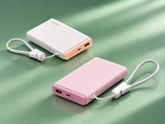 Le chargeur de poche Oppo 33 W est disponible dans les coloris « rose clair » et « kaki ».