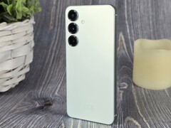 Notebookcheck a examiné le Samsung Galaxy S25 (Image source : Marcus Herbrich)