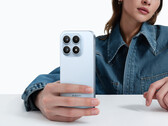 Le Xiaomi 18 pourrait être doté d'un écran de 6,4 pouces. Photo : une photo promotionnelle montrant le Xiaomi 17 tenu par une femme.