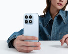 Le Xiaomi 18 pourrait être doté d'un écran de 6,4 pouces. Photo : une photo promotionnelle montrant le Xiaomi 17 tenu par une femme.