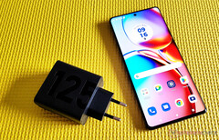 Le Edge 50 Pro pourrait revenir avec un système de charge filaire de 125 W. Le modèle actuel est illustré. (Source de l'image : Notebookcheck)