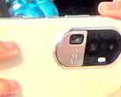 Prise en main du "Reno10 Pro+". (Source : Digital Chat Station via Weibo)