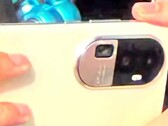 Prise en main du "Reno10 Pro+". (Source : Digital Chat Station via Weibo)