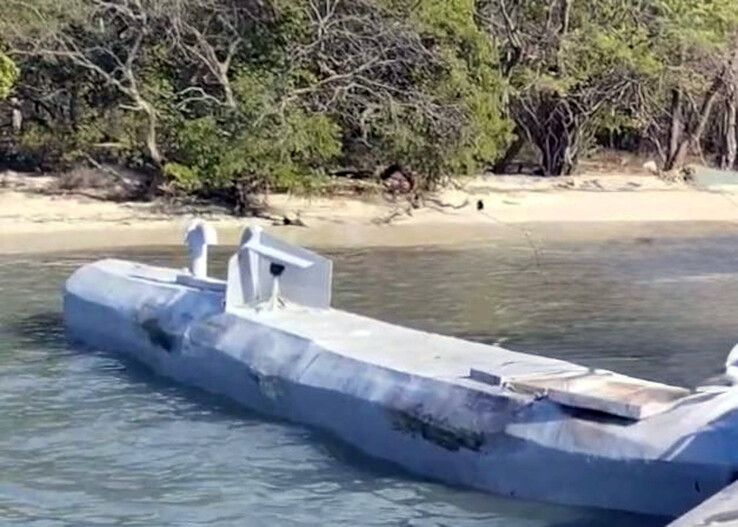 Le sous-marin équipé de Starlink était guidé par deux antennes paraboliques et équipé de deux caméras d'observation.